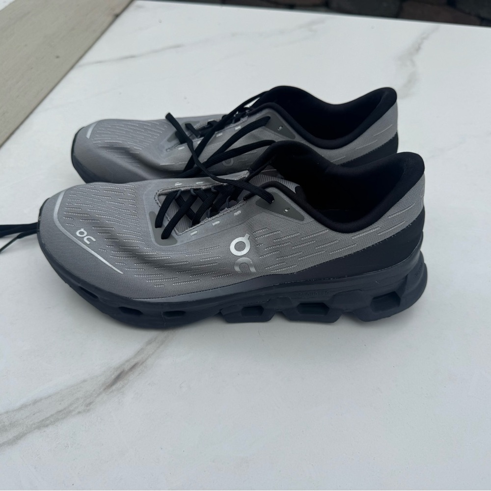 On cloud spark grey/eclipse Running Gray and Blac… - image 2